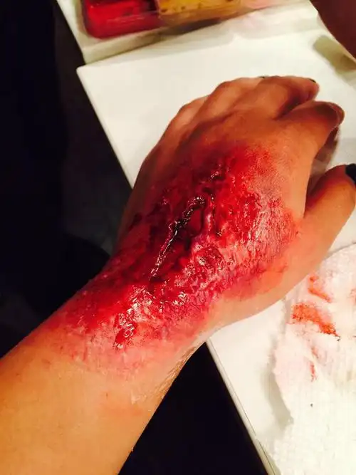 万圣节 | 5分钟做个伤口妆,流血的僵尸最迷人