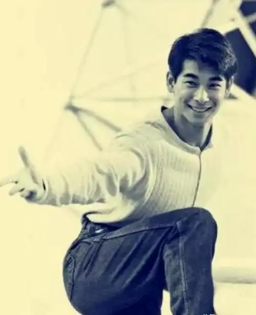 这位客人就是年届51岁的功夫巨星赵文卓.