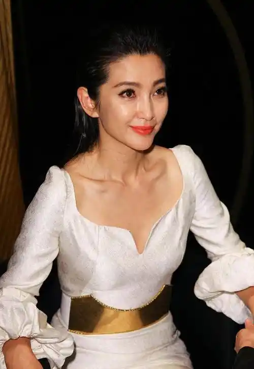 随着《巨齿鲨2》的即将上映,我们不禁想起上一部作品,李冰冰在其中