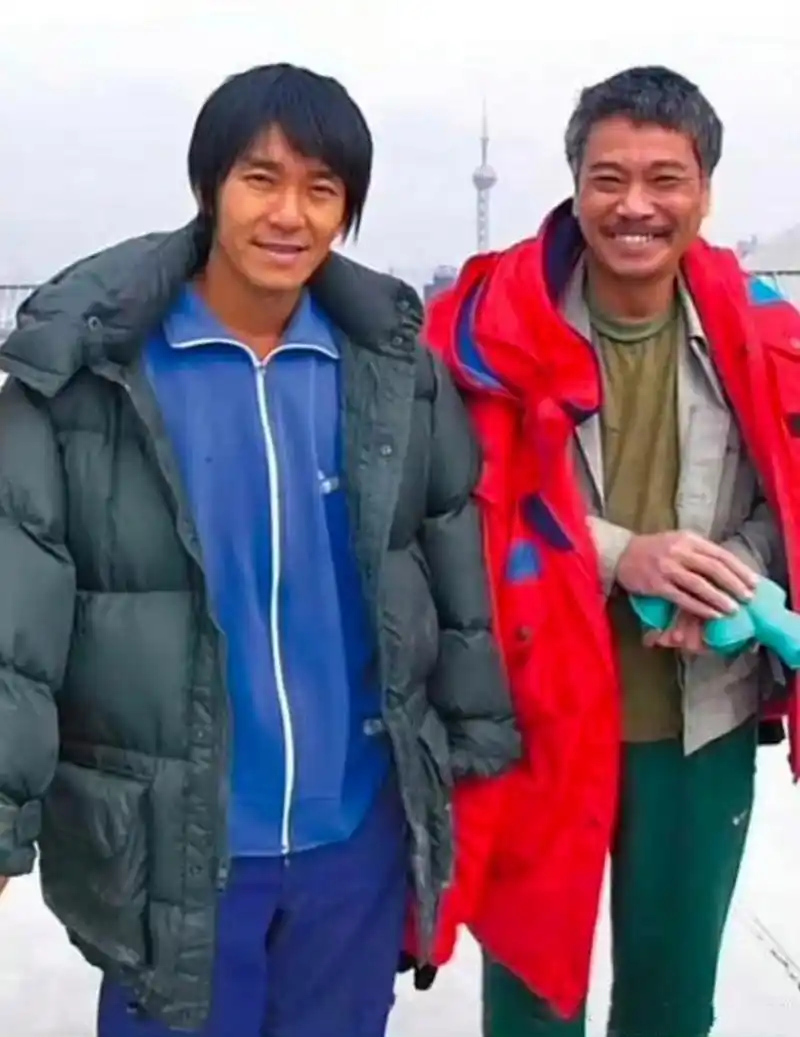 2000年,周星驰和吴孟达在拍摄《少林足球》期间的合影,这也是两人最后