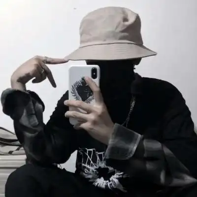 念七戴帽子男生帅气头像