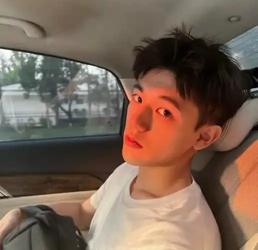 记得在这杂乱的生活里每天带点笑意#男生帅气头像  #头像分享  #头像