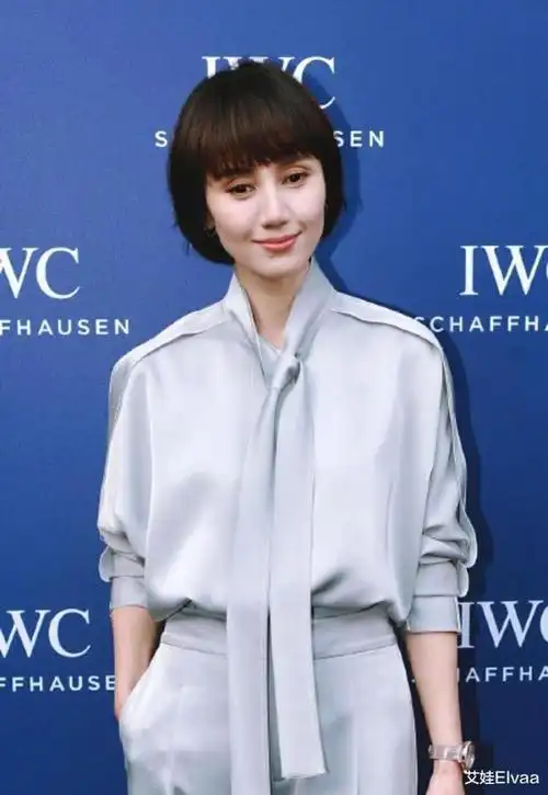 但简洁干练的直线型,潇洒利落的剪裁服装却特别适合她,能衬托出袁泉