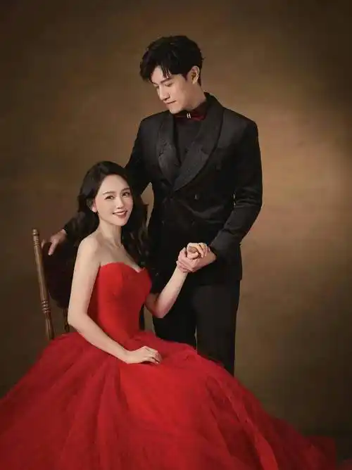 陈乔恩婚纱照曝光,与丈夫甜蜜互动,幸福感爆棚!_艾伦_照片_夫妻