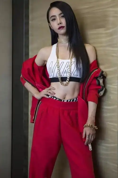 从"少男杀手"到"地才"天后,蔡依林和她的马甲线一起完成了蜕变