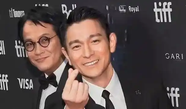 刘德华在红毯先生成都路演现场婉拒合影观众直呼理解