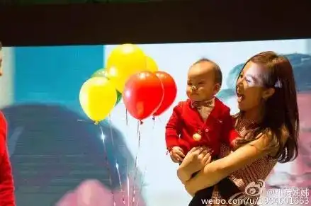 去年程雷给宝贝儿子办一周岁生日宴,小荷姐姐还在微博上晒出了合影.