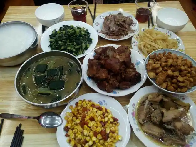 今天晚上爷爷奶奶在我家吃,满满的一桌我们吃饭了.