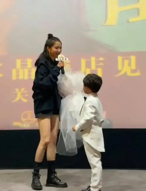 关晓彤被小孩表白,网友却只注意她抱孩子的姿势,鹿晗真捡到宝了