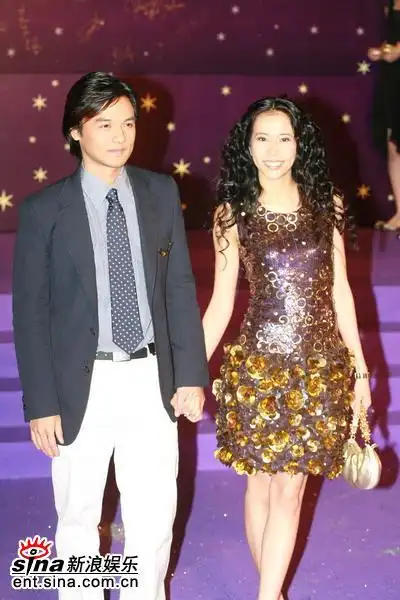 图文:莫文蔚冯德伦携手亮相 紫金色短裙显身材