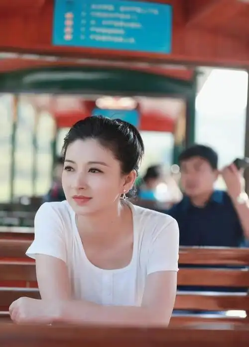 演员斓曦吃饭路上捡来一个老公低调幸福十年