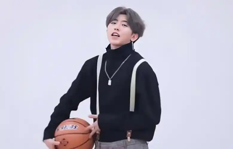 19岁成名25岁"翻车",管不住下身的蔡徐坤,和他涉嫌违法的母亲