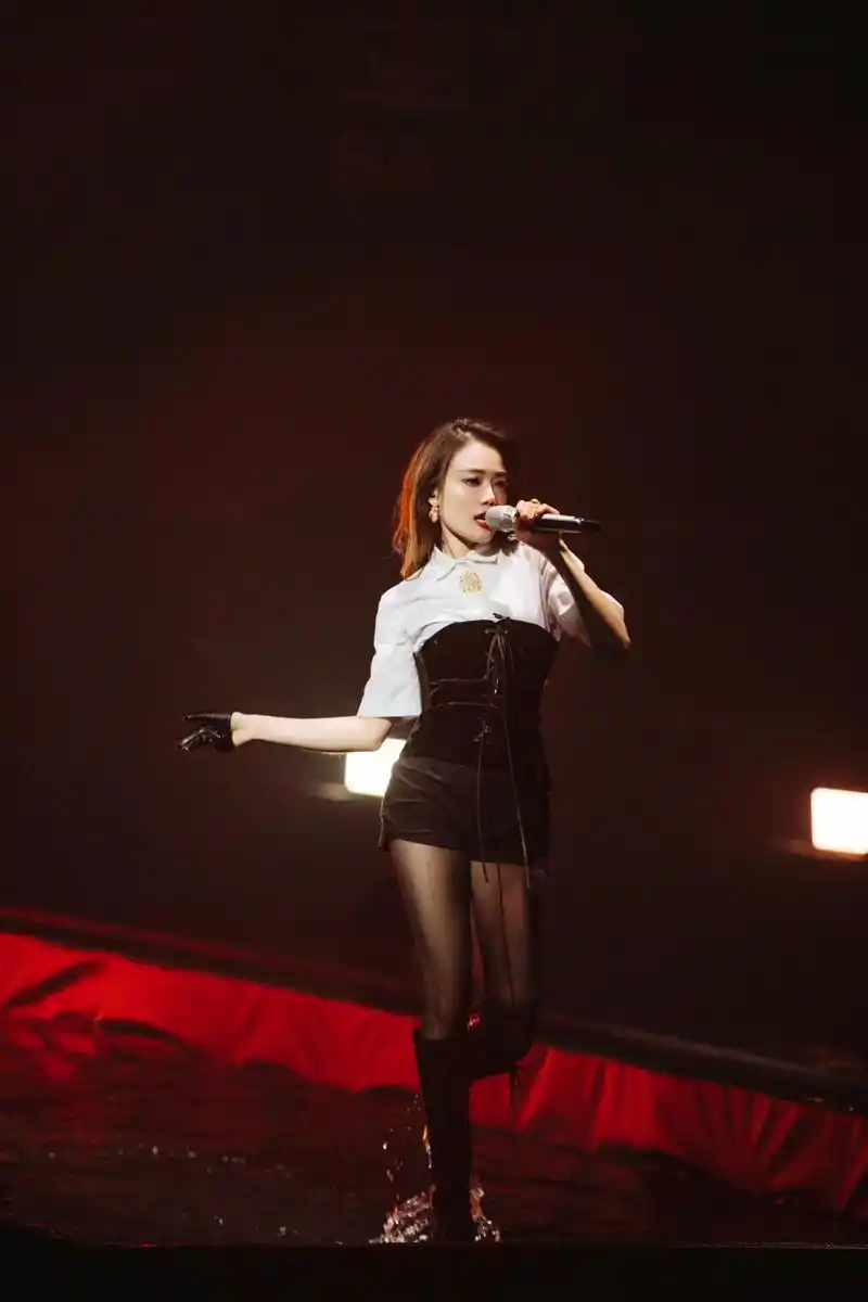 容祖儿《姐姐2》一公挑战《归零》 单膝侧跪撩水美飒全场