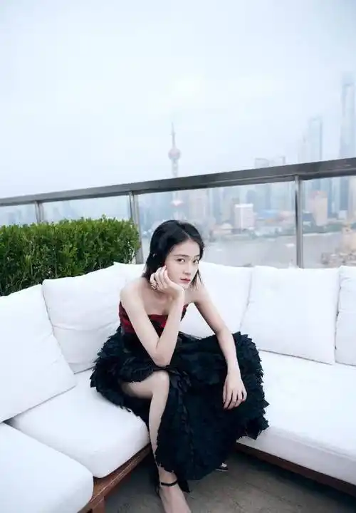 张雪迎身材一袭抹胸连衣裙,搭配上波波短发造型,意外走"红"了_显得