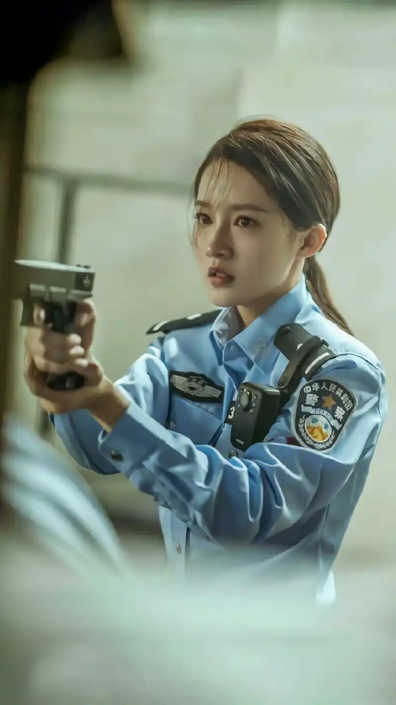 李沁穿上军装后马上由娇柔美艳变得英姿飒爽,霸气十足