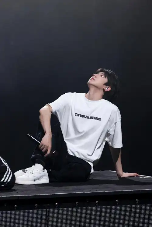 王源有多爱穿白t