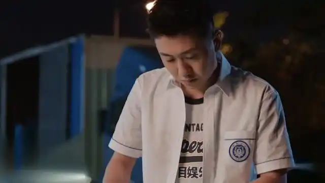 《少年派》江天昊强吻妙妙,被钱三一打趴下:她只能是我的女人