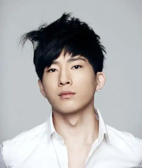 井柏然在其中饰演最年轻的血滴子侯佳十三,不仅拍戏时与黄晓明,阮经天