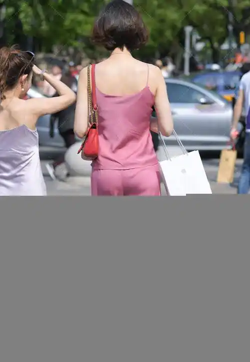 街拍美女:粉色时尚套装,宽松舒适,自在飘逸_气质_版型_显得