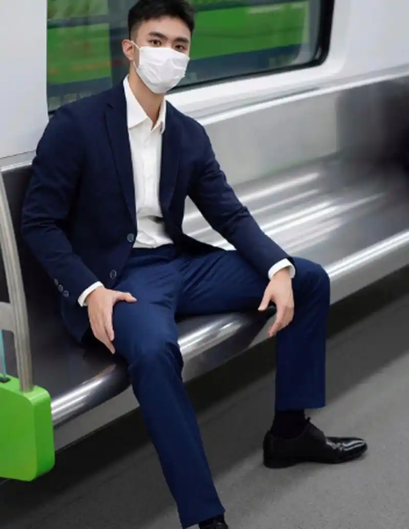 地铁上遇到的西装帅哥,正装帅哥在地铁上蛮常见的嘛,遇到好多个了