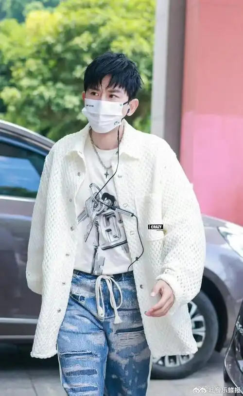 张杰纯白外套搭配牛仔裤好时尚啊……|张杰|时光音乐会_新浪新闻