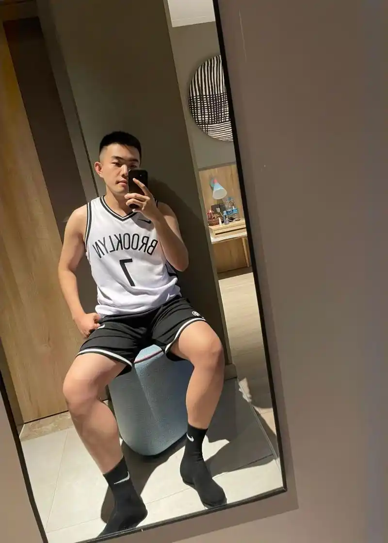 1个黑袜臭脚体育生 东北小伙