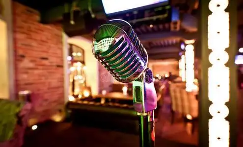 舞台上的复古话筒照片