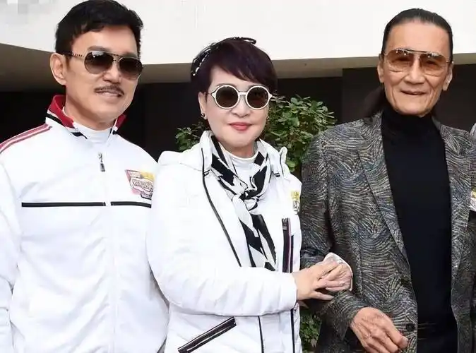 携小11岁老公聚餐歪头甜笑,与谢贤仍亲密不避嫌_网友_江耀城_视频