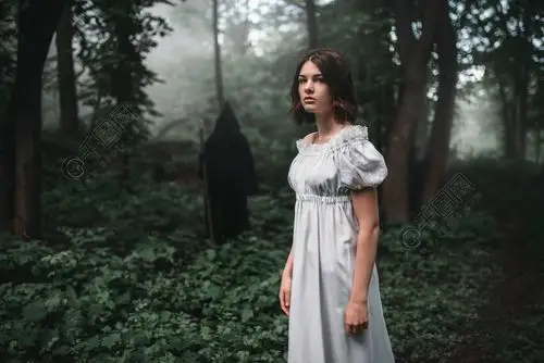 背景的森林恐怖风格的照片,驱魔女受害者和森林黑帽衫的死亡
