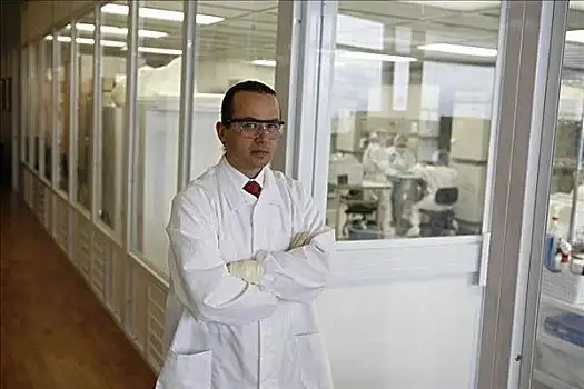 男性,科学家,站立,实验室职业女性,叫,扬声器,男人医疗人像快乐的东方