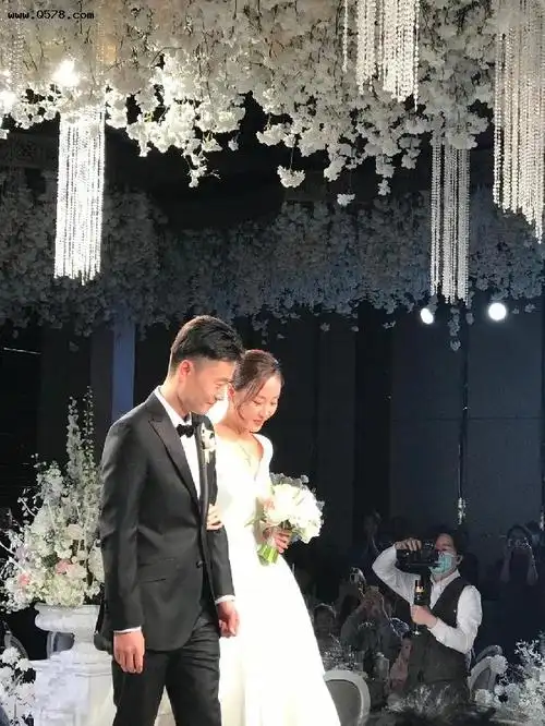 今日伪装者导演李雪大婚欢乐颂导演孔笙为新人主婚