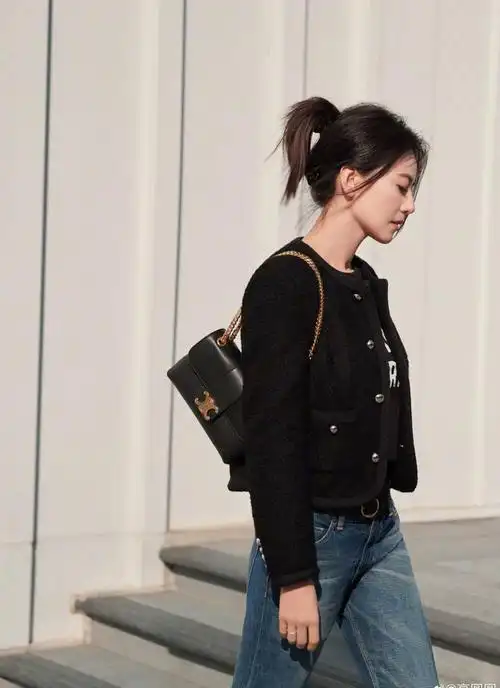 整体色调低调清爽的黑色小香风穿搭,突显了高圆圆清新脱俗的美.