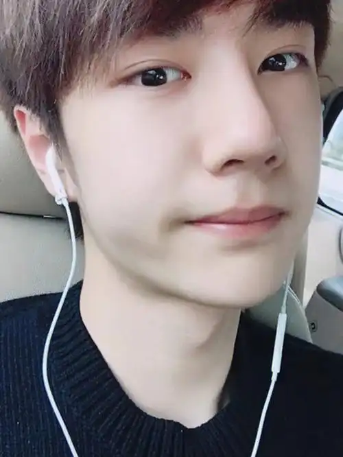 没见过的王一博自拍05