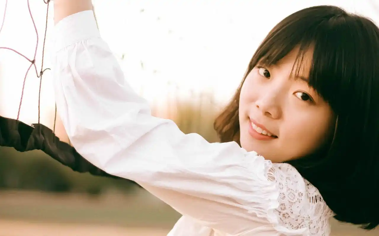 清纯的短发美女高清电脑桌面壁纸