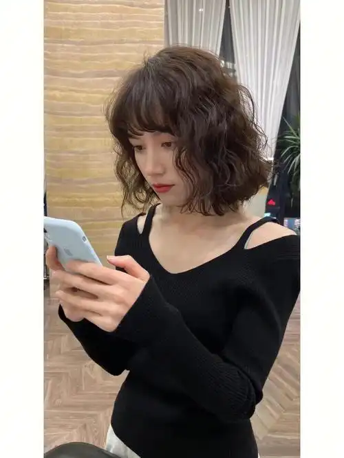 烫发,头包脸的效果~谁烫谁好看适合圆脸,方脸,长脸,鹅蛋脸~整体发型