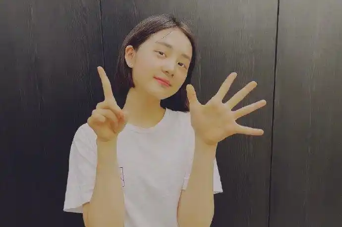 8月6日,黄磊女儿黄忆慈就读学校发布声明,. 来自扒圈内酱 - 微博