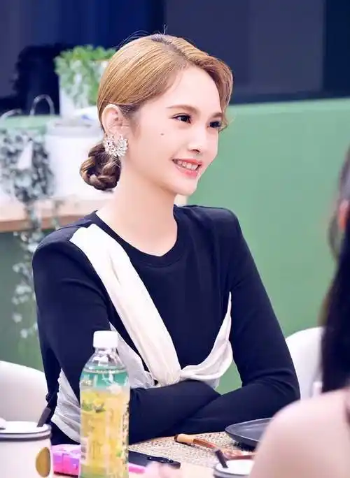 杨丞琳美丽侧脸