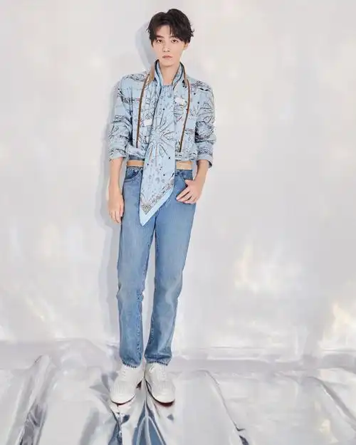 王俊凯封面大片上热搜,昔日少年长大了|王俊凯|少年|牛仔_新浪新闻