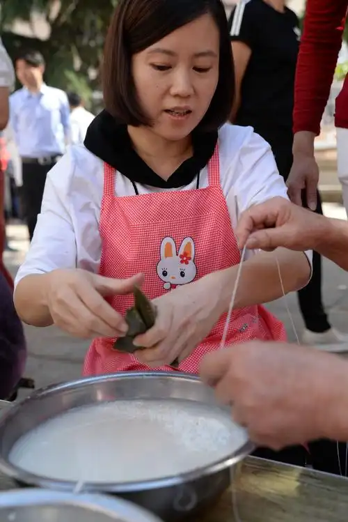包粽子的美女