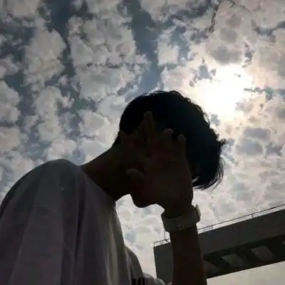 男生头像帅气富有魅力的自拍