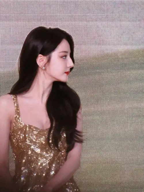 人群中的迪丽热巴