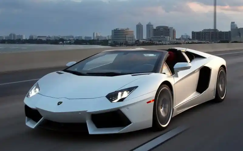 兰博基尼aventador lp700-4超级跑车的白色正面图 壁纸