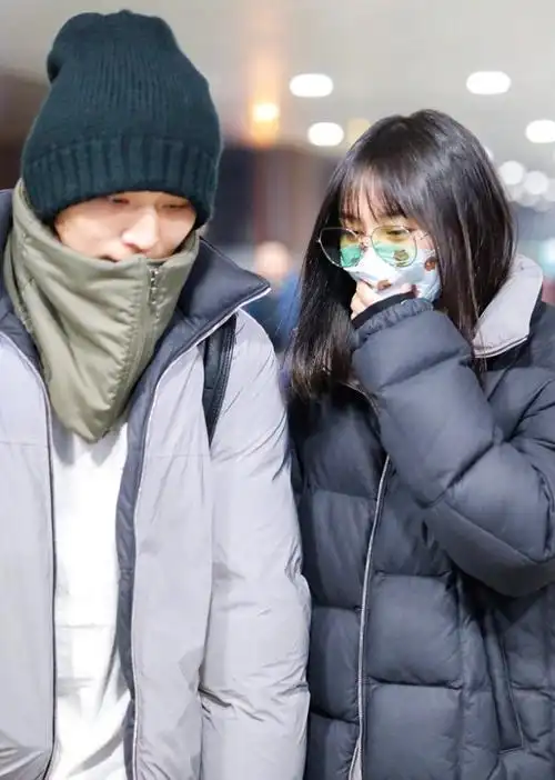 郑爽与男友张恒现身机场十指相扣不忘窃窃耳语甜蜜撒狗粮