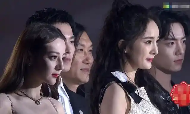 杨幂赵丽颖罕见同框比美隔空对视眼神犀利网友脑补年度大戏