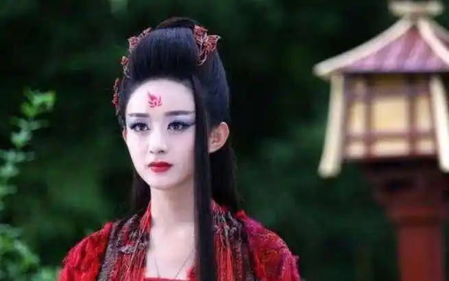长相甜美的赵丽颖,其实也演过黑化的,在花千骨中,赵丽颖黑化,其实很多