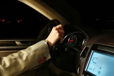 人在城市里,晚上开车他现代汽车特写照片