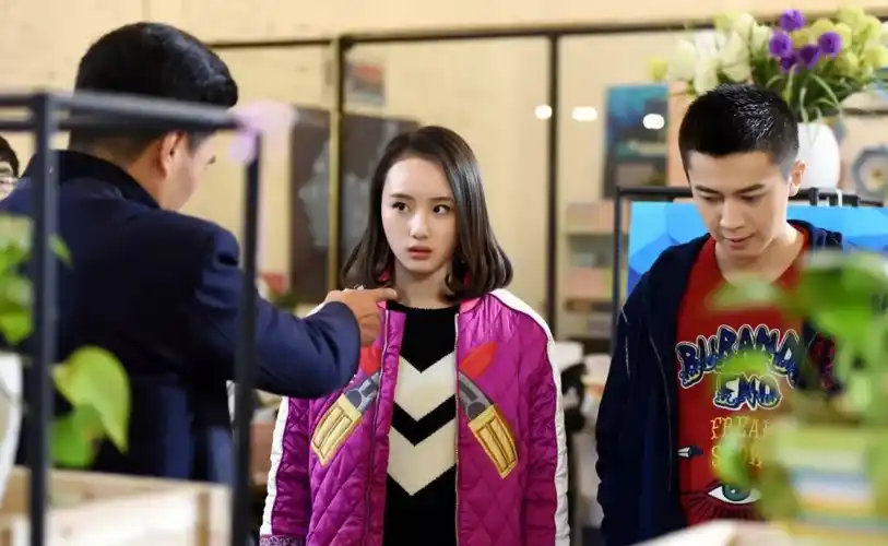 女方身份也是知名演员,名字叫邓郁立,出演鸡毛飞上天的男主女友蔡晓丹