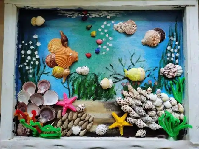 《绚丽的海底世界》是一幅贝壳装饰画作品,将油画框反过来创作,木板的