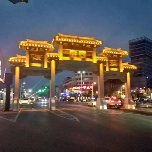 楚街,一条晚上开的小吃街,有种金碧辉煌不夜城的味道