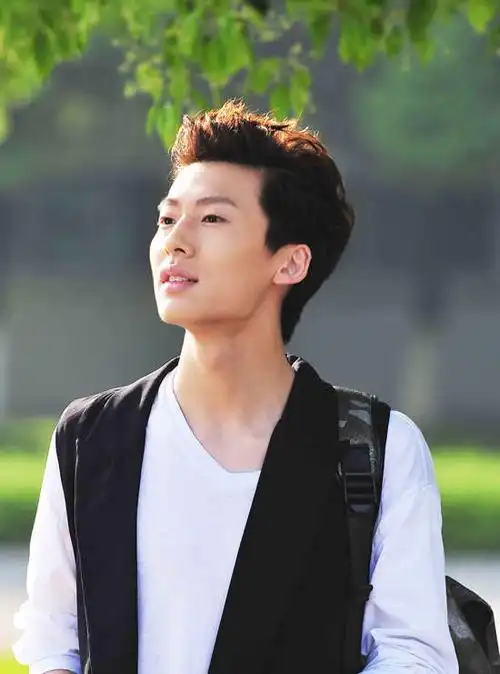 纪子墨主演的电视剧你好外星人为中国版继承者(2)